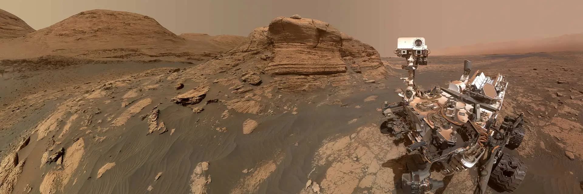 Superfície rochosa de Marte explorada por um rover
